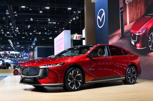 รถยนต์ไฟฟ้า Mazda6e สีแดง จัดแสดงบนเวทีในงาน Motor Expo 2025 โดดเด่นด้วยดีไซน์ NeoFastback และไฟหน้าแบบใหม่