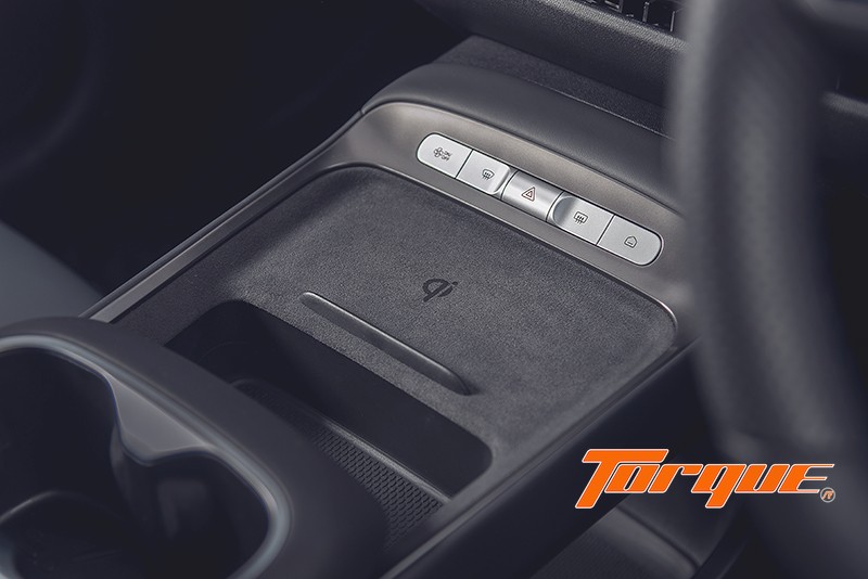 คอนโซลกลางและแท่นชาร์จไร้สาย MG S5 EV PLUS 2025 คอนโซลกลาง MG S5 EV PLUS 2025 พร้อมแท่นชาร์จสมาร์ตโฟนไร้สายและปุ่มควบคุมระบบหลัก