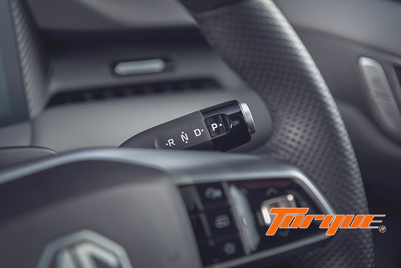 คันเกียร์คอพวงมาลัย MG S5 EV PLUS 2025 คันเกียร์แบบก้านบนคอพวงมาลัย MG S5 EV PLUS 2025 แทนปุ่มหมุน ช่วยเพิ่มพื้นที่คอนโซลกลาง