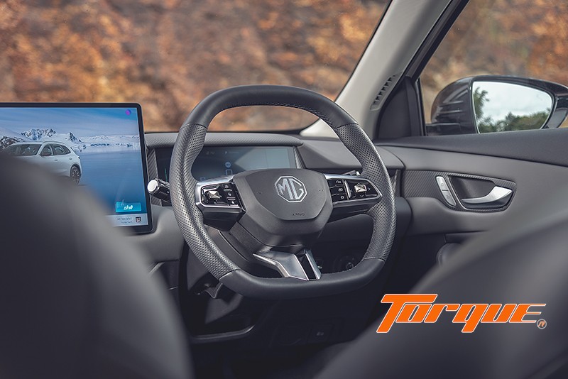 ตำแหน่งผู้ขับ MG S5 EV PLUS 2025 ตำแหน่งผู้ขับ MG S5 EV PLUS 2025 มองเห็นพวงมาลัย จอผู้ขับ และจอกลางชัดเจน