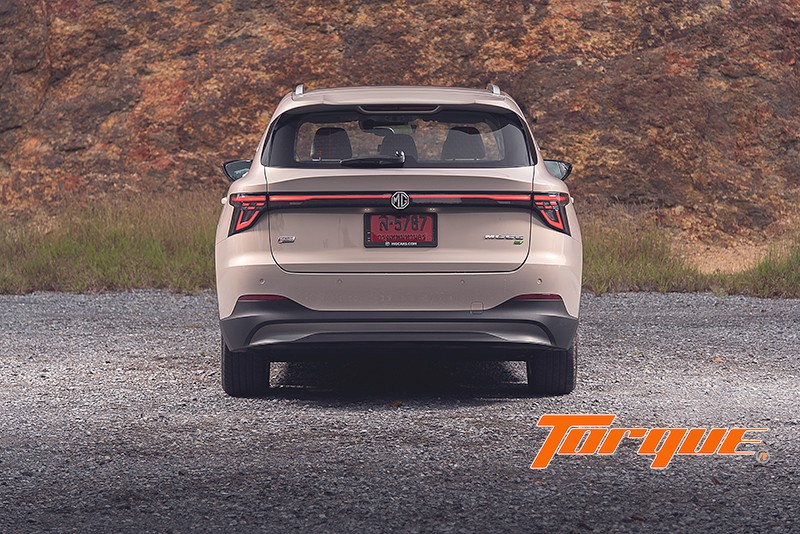 ด้านหลัง MG S5 EV PLUS 2025 พร้อมไฟท้าย LED MG S5 EV PLUS 2025 มุมด้านหลังตรง แสดงไฟท้าย LED เต็มรูปแบบและฝาท้ายไฟฟ้า