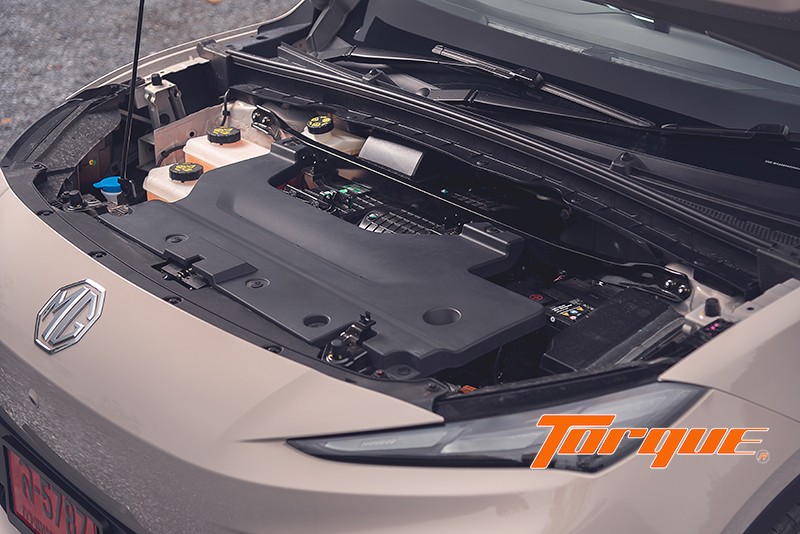 ห้องเครื่อง MG S5 EV PLUS 2025 ห้องเครื่องด้านหน้า MG S5 EV PLUS 2025 จัดวางอุปกรณ์ระบบไฟฟ้า ไม่มีช่องเก็บสัมภาระหน้า (Frunk)