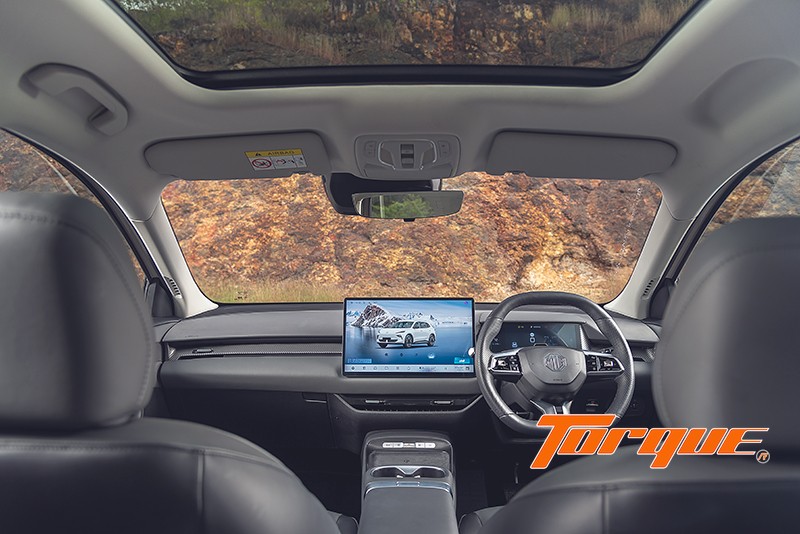 ห้องโดยสาร MG S5 EV PLUS 2025 ภายในห้องโดยสาร MG S5 EV PLUS 2025 แดชบอร์ดมินิมัล จอกลาง 15.6 นิ้ว พร้อมหลังคากระจกพาโนรามา