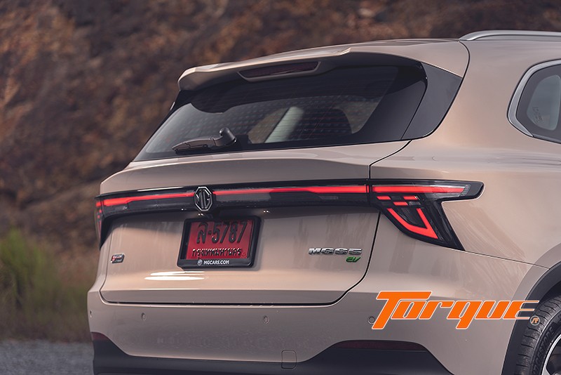 ไฟท้าย LED MG S5 EV PLUS 2025 ไฟท้าย LED แบบ Light Bar ของ MG S5 EV PLUS 2025 ดีไซน์แนวยาวเชื่อมซ้ายขวา