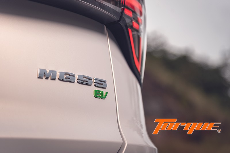 โลโก้ MG S5 EV PLUS 2025 โลโก้ MG S5 EV PLUS บนฝาท้าย แสดงเอกลักษณ์รถยนต์ไฟฟ้า MG