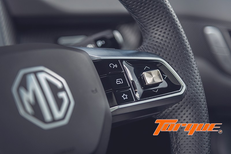 ปุ่มควบคุมพวงมาลัย MG S5 EV PLUS 2025 ปุ่มควบคุมบนพวงมาลัย MG S5 EV PLUS 2025 สำหรับระบบช่วยขับและคำสั่งลัด
