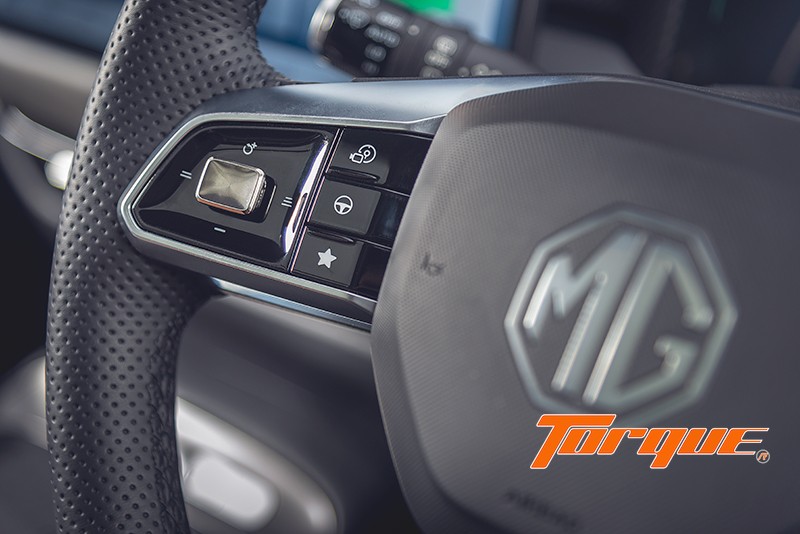 พวงมาลัย MG S5 EV PLUS 2025 พวงมาลัย MG S5 EV PLUS 2025 พร้อมปุ่มควบคุมจอผู้ขับและระบบสั่งงานด้วยเสียง