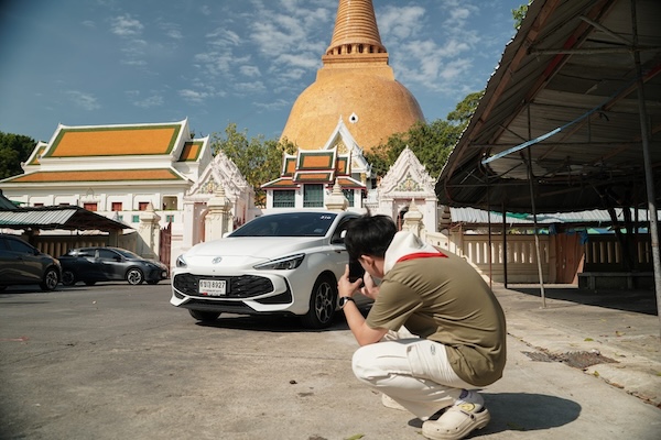 MG3 Hybrid+ กับแลนด์มาร์กวัดพระปฐมเจดีย์ ในกิจกรรม MG Save Save Rally ผู้ร่วมกิจกรรมถ่ายภาพ ALL NEW MG3 Hybrid+ หน้าวัดพระปฐมเจดีย์ ระหว่างทริป MG Save Save Rally