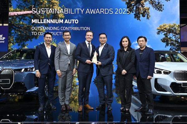 มิลเลนเนียม ออโต้ กรุ๊ป คว้ารางวัล Sustainability Awards 2025 ด้านการลดการปล่อยคาร์บอน CO₂ ผู้บริหารมิลเลนเนียม ออโต้ กรุ๊ป รับรางวัล Sustainability Awards 2025 สาขา Outstanding Contribution to CO₂ Reduction จาก BMW Group Thailand