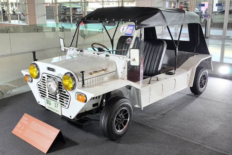 Mini Moke 1971 — People’s Choice Award 2025 อันดับ 3 Mini Moke ปี 1971 สีขาว เจ้าของรางวัล People’s Choice Award 2025 อันดับ 3 จากงานมหกรรมยานยนต์ ครั้งที่ 42