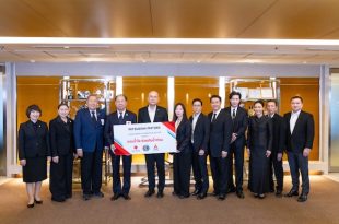 ผู้บริหารมิตซูบิชิ มอเตอร์ส ประเทศไทย ร่วมกับสภากาชาดไทย และช่อง 3 ในโครงการ “รวมน้ำใจ ช่วยภัยน้ำท่วม” เพื่อช่วยเหลือผู้ประสบอุทกภัยในพื้นที่ภาคใต้