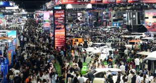 บรรยากาศงานมหกรรมยานยนต์ ครั้งที่ 42 มีผู้เข้าชมจำนวนมากทั่วพื้นที่จัดแสดงรถยนต์และจักรยานยนต์