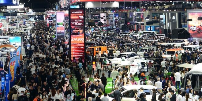 บรรยากาศงานมหกรรมยานยนต์ ครั้งที่ 42 มีผู้เข้าชมจำนวนมากทั่วพื้นที่จัดแสดงรถยนต์และจักรยานยนต์