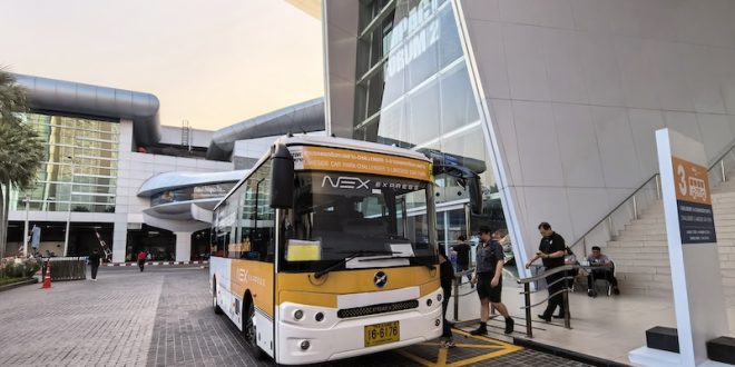 รถ Shuttle Bus รับส่งจากลานจอดรถริมทะเลสาบถึงอาคารชาลเลนเจอร์ 3 ในงานมหกรรมยานยนต์ ครั้งที่ 42 Motor Expo 2025