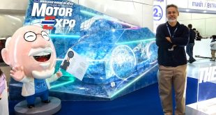 ผู้เข้าชมยืนถ่ายภาพที่มุม PHOTO SHOOTING ผลงานศิลปะรถจากถุงพลาสติกรีไซเคิลโดยเป๋ TAM:DA ในงานมหกรรมยานยนต์ ครั้งที่ 42