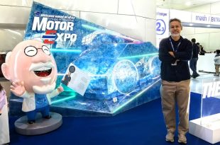 ผู้เข้าชมยืนถ่ายภาพที่มุม PHOTO SHOOTING ผลงานศิลปะรถจากถุงพลาสติกรีไซเคิลโดยเป๋ TAM:DA ในงานมหกรรมยานยนต์ ครั้งที่ 42