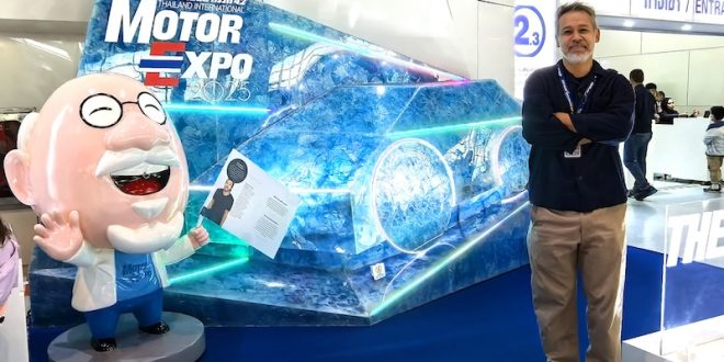 ผู้เข้าชมยืนถ่ายภาพที่มุม PHOTO SHOOTING ผลงานศิลปะรถจากถุงพลาสติกรีไซเคิลโดยเป๋ TAM:DA ในงานมหกรรมยานยนต์ ครั้งที่ 42