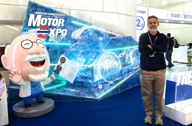 ผู้เข้าชมยืนถ่ายภาพที่มุม PHOTO SHOOTING ผลงานศิลปะรถจากถุงพลาสติกรีไซเคิลโดยเป๋ TAM:DA ในงานมหกรรมยานยนต์ ครั้งที่ 42