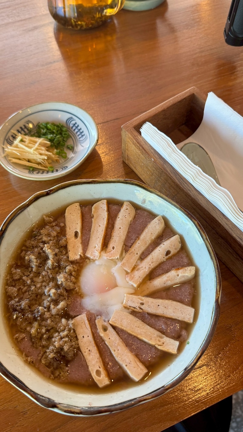 อาหารพื้นถิ่นร้านมัดสกล สกลนคร ในทริปคาราวาน ISUZU เมนูอาหารพื้นถิ่นอีสานจากร้านมัดสกล จังหวัดสกลนคร เช่น ข้าวเปียกหมูสูตรดั้งเดิม และของหวานข้าวเหนียวมะม่วง เสิร์ฟระหว่างทริปคาราวานอีซูซุ