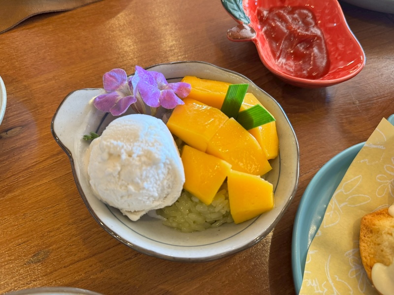 ร้านมัดสกล สกลนคร – อาหารอีสานพื้นถิ่นในทริปคาราวาน ISUZU Ddi MAXFORCE เมนูอาหารพื้นถิ่นอีสานจากร้านมัดสกล จังหวัดสกลนคร เช่น ข้าวเปียกหมูสูตรดั้งเดิม และของหวานข้าวเหนียวมะม่วง เสิร์ฟระหว่างทริปคาราวานอีซูซุ