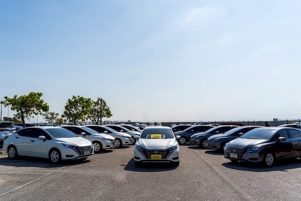 รถยนต์นิสสัน อัลเมร่า 50 คัน สำหรับบริการเช่า Chic Car Rent รถยนต์ นิสสัน อัลเมร่า จำนวน 50 คัน ที่ส่งมอบให้ Chic Car Rent จอดเรียงรายที่สนามบินสุวรรณภูมิ