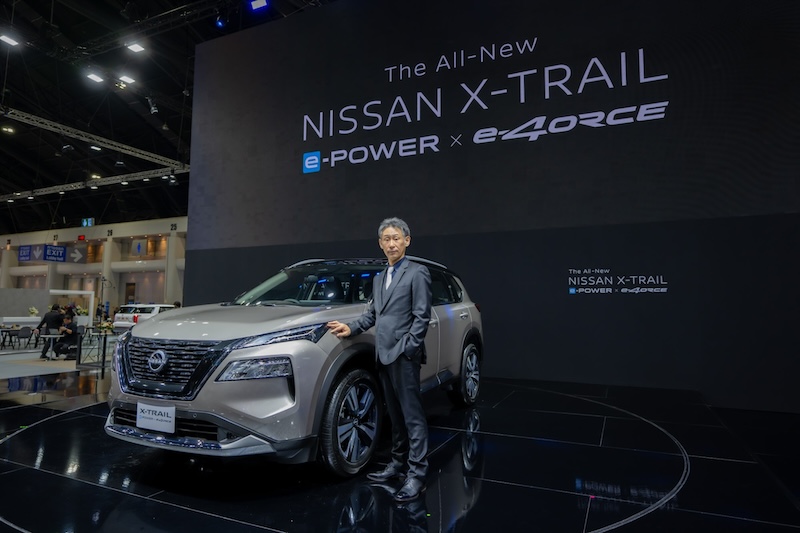 โทชิฮิโระ ฟูจิคิ ประธานนิสสัน ประเทศไทย และนิสสัน อาเซียน ภาพผู้บริหารถ่ายคู่กับ Nissan X-Trail e-POWER พร้อมเทคโนโลยี e-4ORCE ในงาน Motor Expo 2025