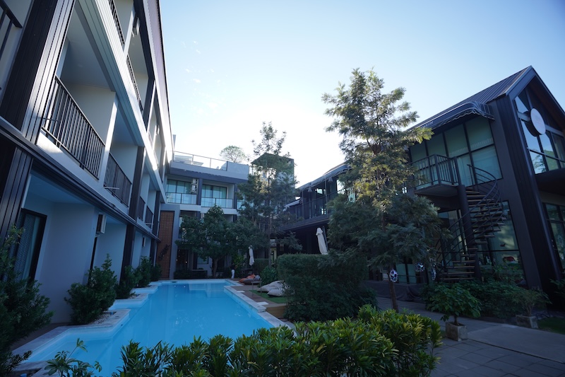 โรงแรมภูสกลวิลล์ ที่พักของคาราวาน ISUZU Ddi MAXFORCE บรรยากาศที่พักโรงแรมภูสกลวิลล์ จังหวัดสกลนคร จุดพักของทริปคาราวานอีซูซุ