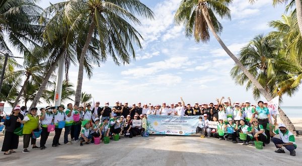 จิตอาสา นิสิต และภาคีเครือข่าย ร่วมกิจกรรมเก็บขยะชายหาด โครงการ Sea You Smile ของมูลนิธิโตโยต้าประเทศไทย