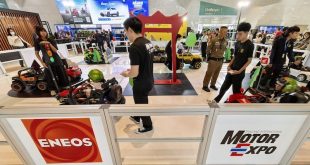 เด็กๆ ฝึกขับรถบนสนามจำลองในกิจกรรม SKILL DRIVING EXPERIENCE JUNIOR ที่งาน Motor Expo 2025 พร้อมสื่อการสอนจราจรและเจ้าหน้าที่ดูแล