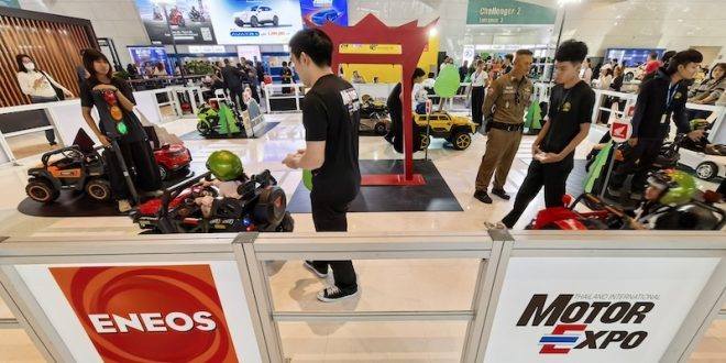 เด็กๆ ฝึกขับรถบนสนามจำลองในกิจกรรม SKILL DRIVING EXPERIENCE JUNIOR ที่งาน Motor Expo 2025 พร้อมสื่อการสอนจราจรและเจ้าหน้าที่ดูแล