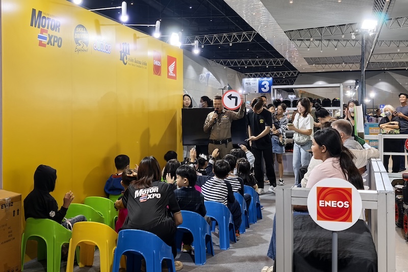 สอนกฎจราจรสำหรับเด็กในกิจกรรม SKILL DRIVING EXPERIENCE JUNIOR – Motor Expo 2025 เจ้าหน้าที่ตำรวจสอนกฎจราจรให้เด็กๆ ในกิจกรรม SKILL DRIVING EXPERIENCE JUNIOR ภายในงาน Motor Expo 2025