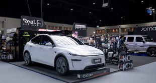 รถยนต์ไฟฟ้าจัดแสดงบนแท่นโชว์ของ Solar Gard พร้อมผลิตภัณฑ์ฟิล์มกรองแสงในงาน Motor Expo 2025