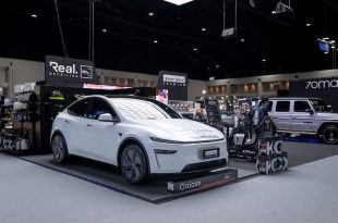 รถยนต์ไฟฟ้าจัดแสดงบนแท่นโชว์ของ Solar Gard พร้อมผลิตภัณฑ์ฟิล์มกรองแสงในงาน Motor Expo 2025