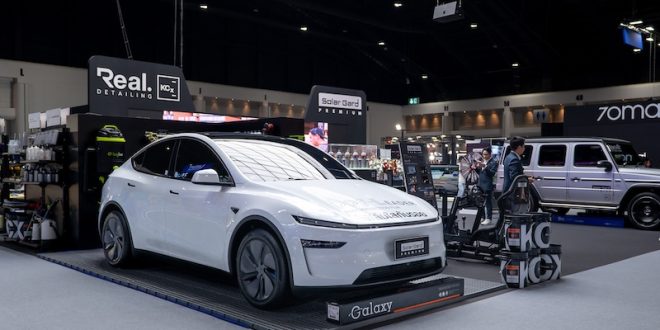 รถยนต์ไฟฟ้าจัดแสดงบนแท่นโชว์ของ Solar Gard พร้อมผลิตภัณฑ์ฟิล์มกรองแสงในงาน Motor Expo 2025