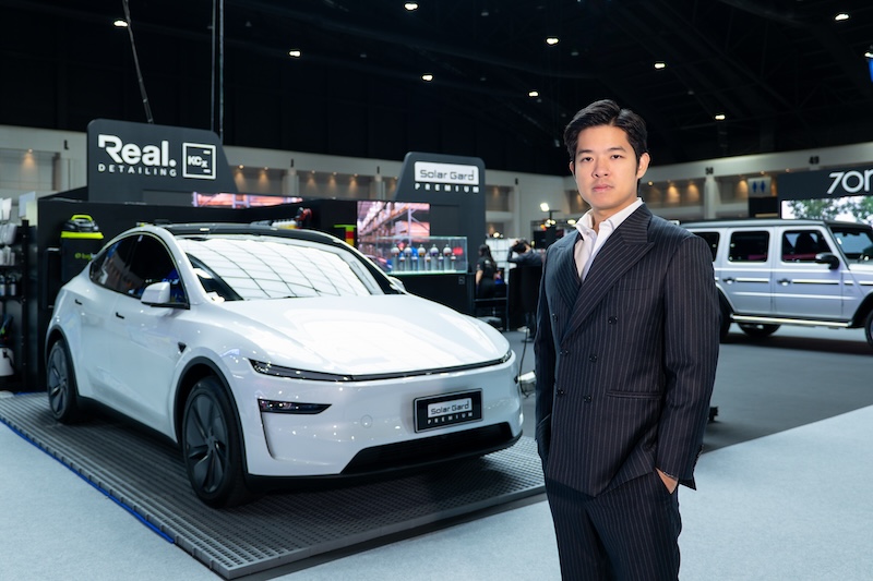 คุณัชญ์ เลิศรัตนานนท์ กรรมการผู้จัดการ บริษัท โซล่าการ์ด คอร์ปอเรชั่น จำกัด ผู้บริหาร Solar Gard ยืนคู่กับรถยนต์ไฟฟ้าที่จัดแสดงในบูธ Solar Gard Premium ภายในงาน Motor Expo 2025