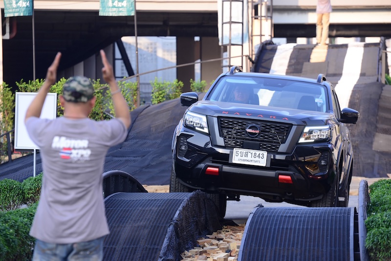 ทดลองขับ Nissan Navara ในสนามวิบาก Spirit of The 4×4 – Motor Expo 2025 รถ Nissan Navara ทดลองขับเส้นทางวิบาก พร้อมผู้เชี่ยวชาญคอยให้สัญญาณ ในสนามทดสอบ Spirit of The 4×4 Driving School ที่งาน Motor Expo 2025