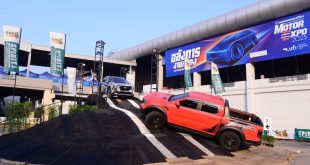รถกระบะขับเคลื่อน 4 ล้อหลายรุ่นร่วมทดสอบสนามไต่เนินในกิจกรรม Spirit of The 4×4 Driving School ด้านนอกงาน Motor Expo 2025