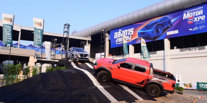 รถกระบะขับเคลื่อน 4 ล้อหลายรุ่นร่วมทดสอบสนามไต่เนินในกิจกรรม Spirit of The 4×4 Driving School ด้านนอกงาน Motor Expo 2025