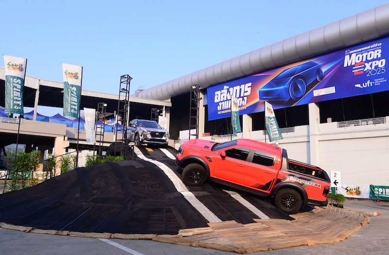 รถกระบะขับเคลื่อน 4 ล้อหลายรุ่นร่วมทดสอบสนามไต่เนินในกิจกรรม Spirit of The 4×4 Driving School ด้านนอกงาน Motor Expo 2025