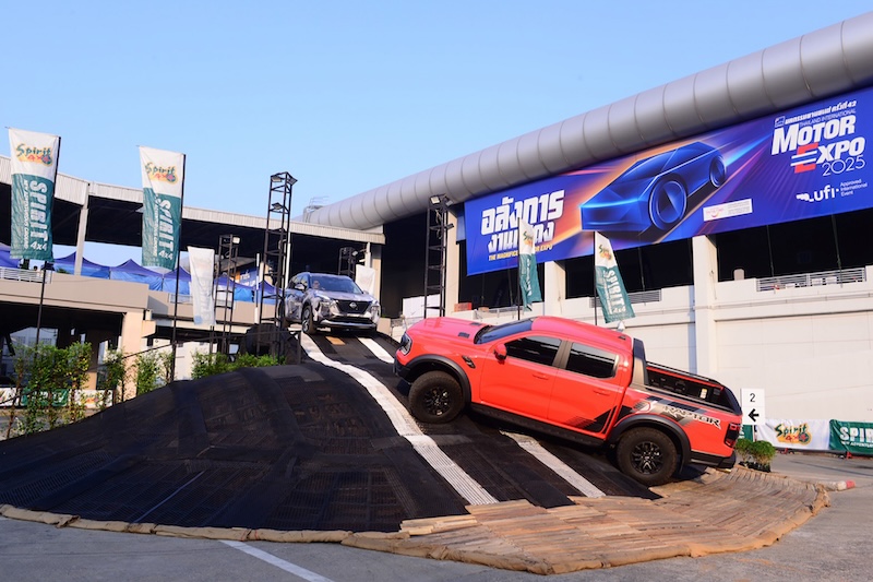 โชว์ศักยภาพรถ 4x4 บนสนามไต่เนิน Spirit of The 4×4 – Motor Expo 2025 รถกระบะขับเคลื่อน 4 ล้อหลายรุ่นร่วมทดสอบสนามไต่เนินในกิจกรรม Spirit of The 4×4 Driving School ด้านนอกงาน Motor Expo 2025