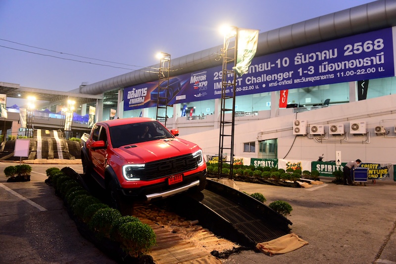 ทดลองขับ Ford บนสนามวิบาก Spirit of The 4×4 – Motor Expo 2025 รถกระบะ Ford ทดลองขับเส้นทางวิบากในสนามทดสอบ Spirit of The 4×4 Driving School ด้านนอกงาน Motor Expo 2025