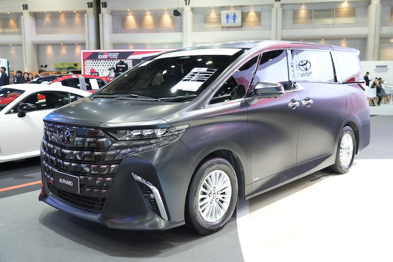 Toyota Alphard HEV สีเทาด้าน มินิแวนหรูบูธโตโยต้า Motor Expo 2025 โตโยต้า อัลฟาร์ด ไฮบริด สีเทาดำด้าน รถมินิแวนหรูในงาน Motor Expo 2025