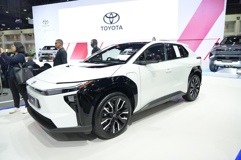 Toyota bZ4X รถยนต์ไฟฟ้า 100% ในงาน Motor Expo 2025 Toyota bZ4X รถยนต์ไฟฟ้า BEV จัดแสดงที่บูธโตโยต้าในงาน Motor Expo 2025