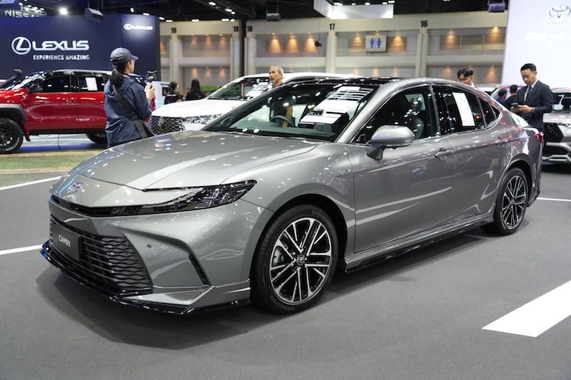 Toyota Camry Hybrid ใหม่ สีเทา พร้อมชุดแต่ง Charismo Luxe Motor Expo 2025 โตโยต้า คัมรี ไฮบริด รุ่นใหม่ สีเทา พร้อมชุดแต่ง Charismo Luxe ในงาน Motor Expo 2025