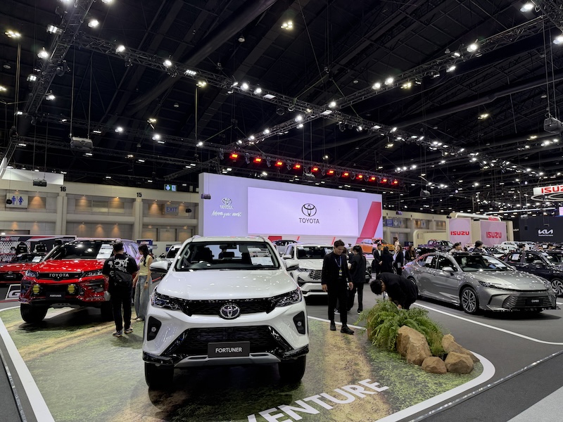 Toyota Fortuner ในบูธ Toyota งาน Motor Expo 2025 บูธโตโยต้าในงาน Motor Expo 2025 จัดแสดง Toyota Fortuner รุ่นล่าสุด พร้อมไลน์อัพรถยนต์ใหม่หลากรุ่น