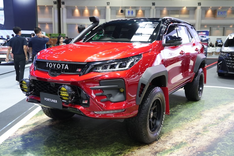 Toyota Fortuner GR Sport แต่งออฟโรด คันจริงในงาน Motor Expo 2025 โตโยต้า ฟอร์จูนเนอร์ GR สปอร์ต แต่งออฟโรดเต็มคัน สีแดง ในงาน Motor Expo 2025