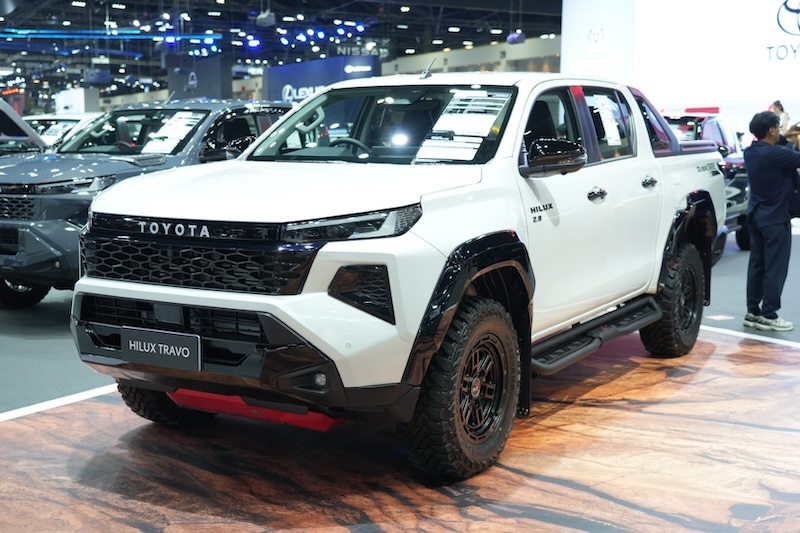 Toyota Hilux Travo แต่งล้อออฟโรด สีขาว/ดำ Motor Expo 2025 Toyota Hilux Travo ตัวเตี้ยแต่งล้อออฟโรด สีขาว/ดำ จัดแสดงในงาน Motor Expo 2025