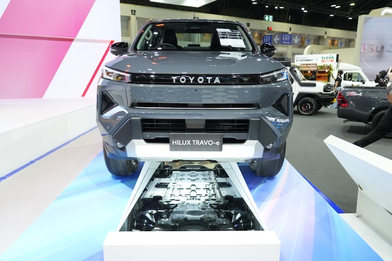 Toyota Hilux Travo-e รถกระบะไฟฟ้าโชว์โครงสร้างแบตเตอรี่ Toyota Hilux Travo-e รถกระบะไฟฟ้า พร้อมชิ้นส่วนแบตเตอรี่แสดงด้านใต้ ในงาน Motor Expo 2025