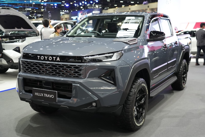 Toyota Hilux Travo รุ่นตกแต่งออฟโรด Motor Expo 2025 Toyota Hilux Travo รุ่นตกแต่งลุยออฟโรด สีเทา จัดแสดงในงาน Motor Expo 2025