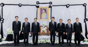 ผู้บริหารบริษัท โตโยต้า มอเตอร์ ประเทศไทย ร่วมยืนถวายความอาลัยต่อหน้าพระฉายาลักษณ์สมเด็จพระนางเจ้าสิริกิติ์ พระบรมราชชนนีพันปีหลวง ในพิธีอย่างเป็นทางการ